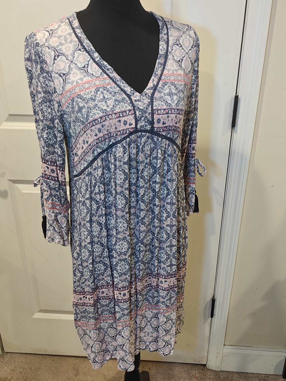 Knox Rose Blue and Pink Patterned V‑Neck Midi Dress